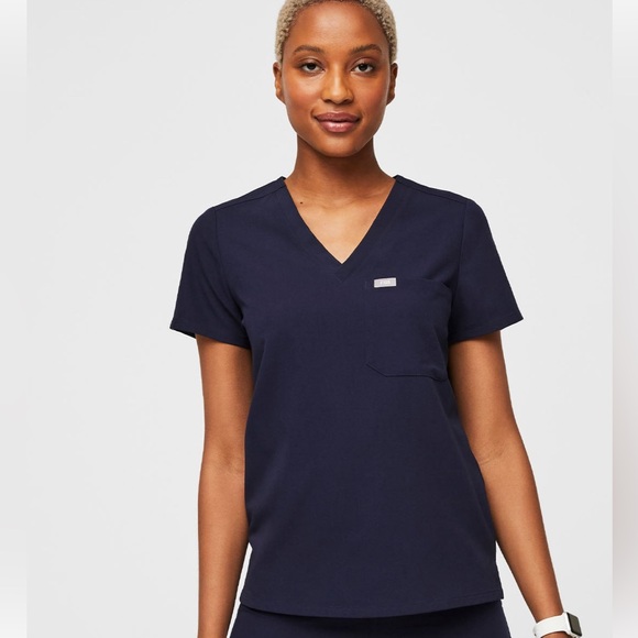 FIGS XS Catarina Top - Picture 1 of 3